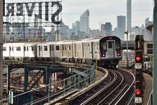 La MetroCard semanal ilimitada permite viajes en transporte público; es más económico que los viajes individuales