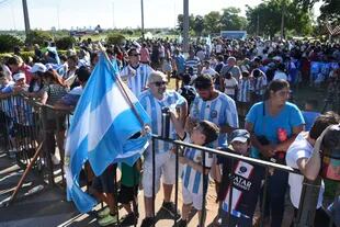 Hinchas argentinos esperan con entusiasmo la llegada del equipo nacional, campeón en Qatar