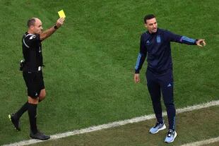 Lionel Scaloni, entrenador de Argentina, habla con el árbitro Antonio Mateu después de una tarjeta amarilla