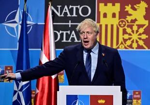 El primer ministro británico, Boris Johnson, durante una conferencia de prensa en la cumbre de la OTAN en el centro de congresos de Ifema en Madrid, el 30 de junio de 2022
