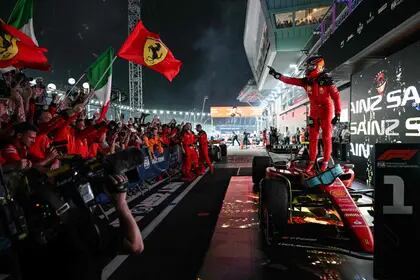 El festejo de Carlos Sainz Jr. sobre la Ferrari y de cara a los mecánicos de la Scuderia; el piloto español logró en el Gran Premio de Singapur su segundo triunfo en la Fórmula 1