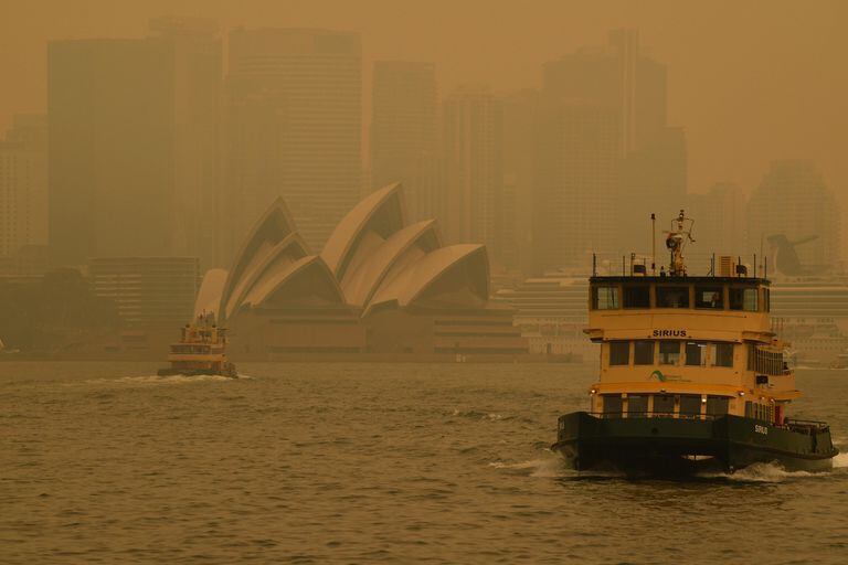 El humo de los incendios cubrió ayer la bahía de Sidney