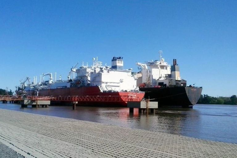El Exemplar, de la empresa Excelerate, estuve emplazado 10 años en el puerto de Bahía Blanca, donde se regasificaba el GNL que importaba el país para suplir la caída en la producción local