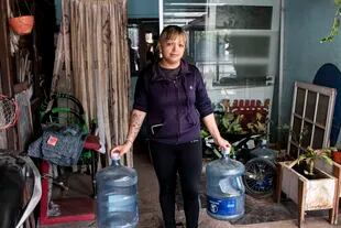 En el Barrio Salas, muchos vecinos como Mariela (foto) deben consumir agua en bidones