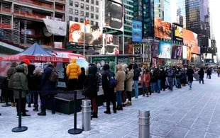 Colas para testeos en Times Square, Nueva York (Photo by TIMOTHY A. CLARY / AFP)