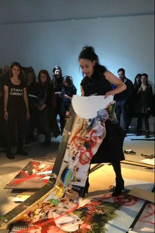 Maricel Alvarez destruye una obra de Marcos López, donada por el artista