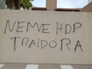 El exterior de la casa de Gabriela Neme fue pintado la semana pasada con insultos hacia la concejala peronista