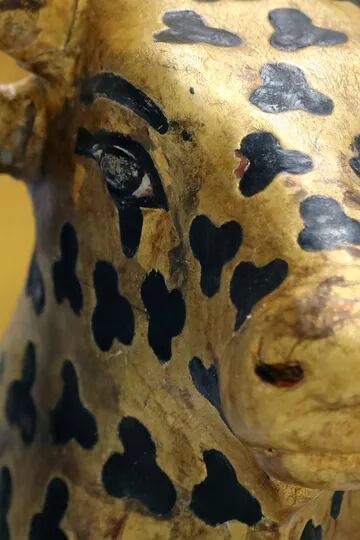 Un arqueólogo restaura una figura animal que pertenece al sarcófago de Tutankamón 