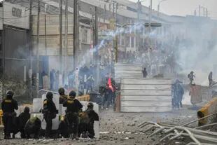 Choques entre manifestantes u policías en el puente de Añashuayco en Arequipa