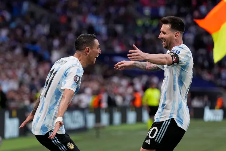 Il video dell’emozionante abbraccio tra Di Maria e Messi dopo la vittoria del Mondiale è diventato virale