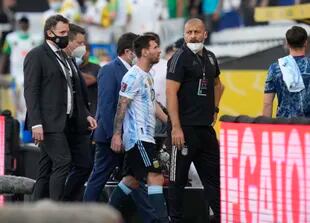 El argentino Lionel Messi abandona el campo 