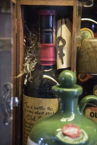 Atrás, la botella más antigua de la colección: un bourbon de 1870