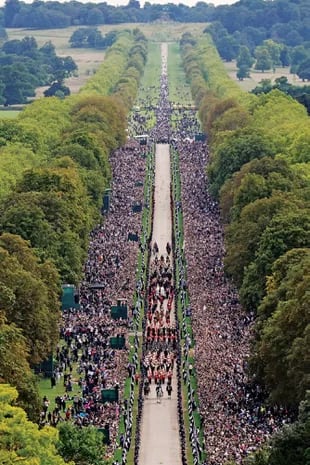 Una impresionante vista aérea del Long Walk en Windsor, donde una multitud acompaña la procesión fúnebre. 
