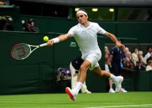 Roger Federer en Wimbledon 2013, cuando jugó contra Victor Hanescu utilizando zapatillas con la suela naranja; debió cambiarlas en el partido siguiente.