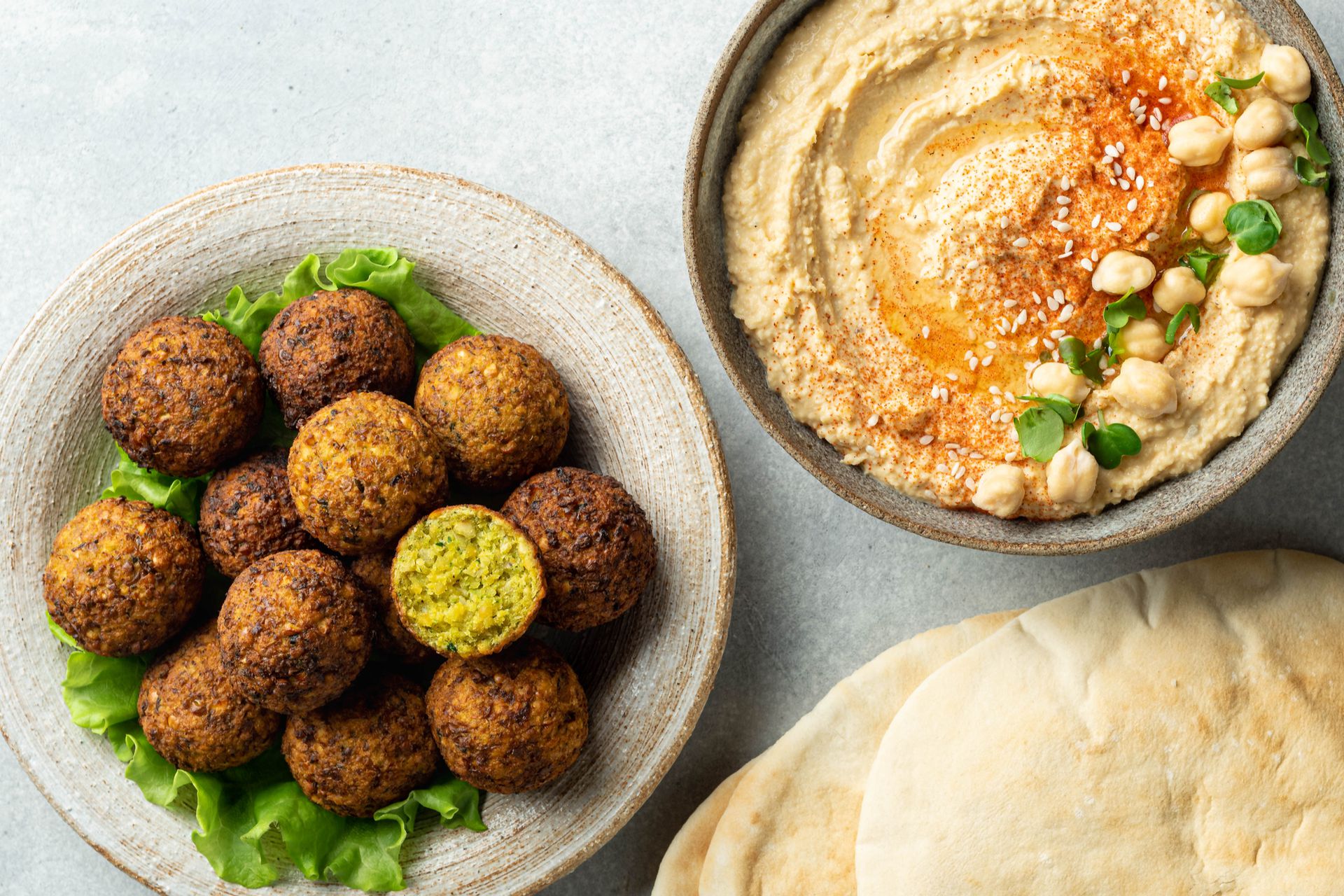 El falafel israeli se sirve acompañado de hummus y pan pita.