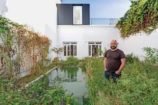 El arquitecto Ignacio Montaldo, en el jardín agreste. 