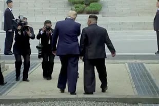 Trump se convirtió en el primer presidente estadounidense en pisar suelo norcoreano