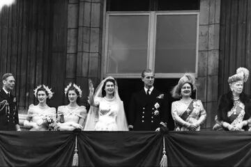 La reina Isabel sonríe mientras su hija recién casada, la princesa Isabel (que será la reina Isabel II de Gran Bretaña) saluda a la multitud desde el balcón del Palacio de Buckingham, el 20 de noviembre de 1947