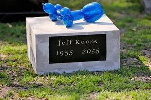 Dos potencias se saludan: Cattelan, creador del cementerio Eternity, y Jeff Koons, otro famoso artista contemporáneo presente en la instalación de Palermo con una lápida