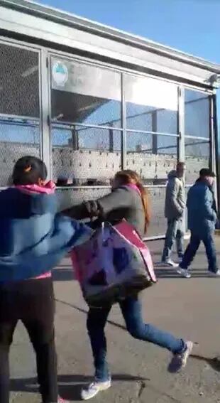 Esposas de presos luchan por el control de la zona de acceso al penal de Piñero