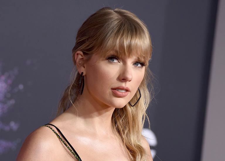 En 2019, Taylor Swift inició una guerra contra el jefe discográfico Scott Borchetta, cuando este le vendió su catálogo a su enemigo Scooter Braun sin consultarle