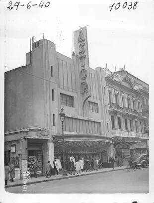 En 1932, en la avenida Corrientes 746 se inauguró el cine Astor, predecesor del Astros
