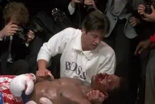 En la película Rocky IV, el personaje de Apollo Creed, interpretado por Carl Weathers, muere a manos de Ivan Drago en una pelea de exhibición