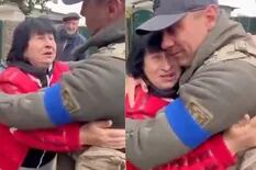 El desgarrador encuentro de un ucraniano con su madre en un pueblo liberado del ejército ruso