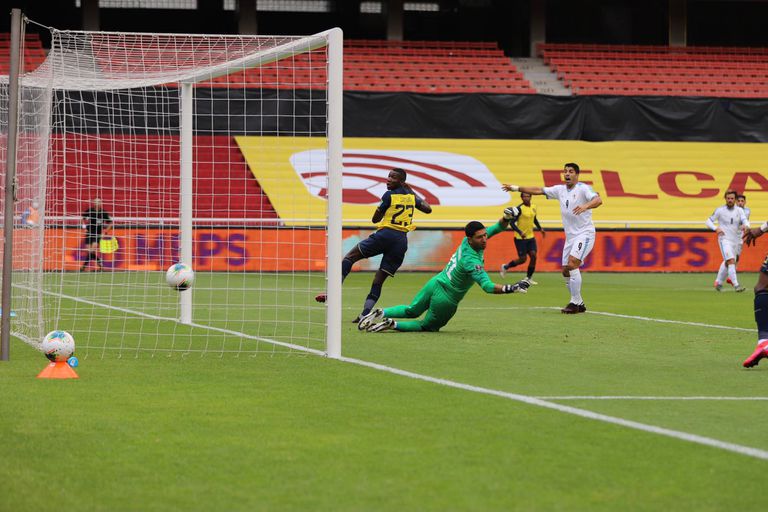 El gol de Caicedo, para poner el 1 a 0 de Ecuador sobre Uruguay