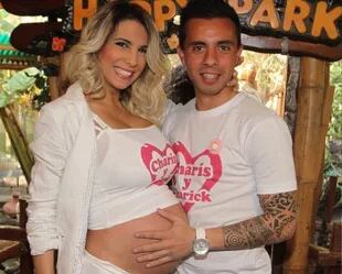 Cinthia Fernández y Matías Defederico durante el baby shower de Charis y Bella