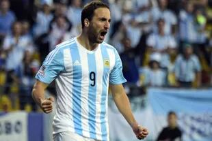 Higuaín es el quinto goleador histórico de la selección argentina, convirtió 32 goles en 75 partidos y jugó 3 mundiales