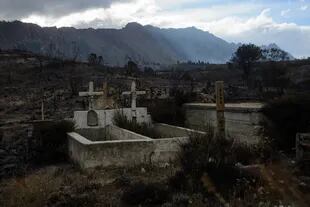  La desolación que dejó las llamas del incendio en Cuesta del Ternero llegó hasta un pequeño cementerio, donde solo quedaron reconocibles, algunas pocas tumbas. 