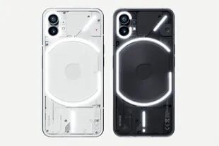 Los dos colores del Nothing Phone (1) y su círculo, que se ilumina para mostrar notificaciones y sirve de luz de relleno para las fotoss