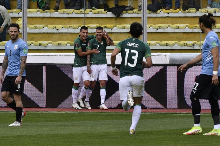 Juan Arce festeja su gol durante el partido entre Bolivia y Uruguay