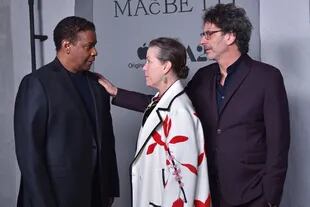 Denzel Washington, Frances McDormand y el director Joel Coen en Los Ángeles, en la premiere de La tragedia de Macbeth, en diciembre último