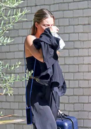 Margot Robbie saliendo de la casa de su amiga, Cara Delevingne, en Los Ángeles