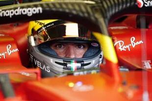 Carlos Sainz hizo el tercer mejor tiempo, pero deberá remontar desde el fondo de la grilla, tras las penalidades por las modificaciones en su Ferrari