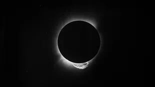Los eclipses solares ocurren cuando la Luna pasa directamente entre la Tierra y el Sol, proyectando su sombra sobre la superficie de la Tierra y bloqueando la luz solar