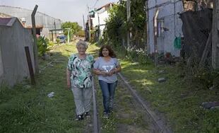 Rosa de Coria. de 84 años, junto con Esther Silva; ambas viven en el barrio Saldías desde hace mucho tiempo