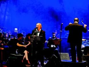 César Banana Pueyrredón tocando junto a la Orquesta Filarmónica de Costa Rica