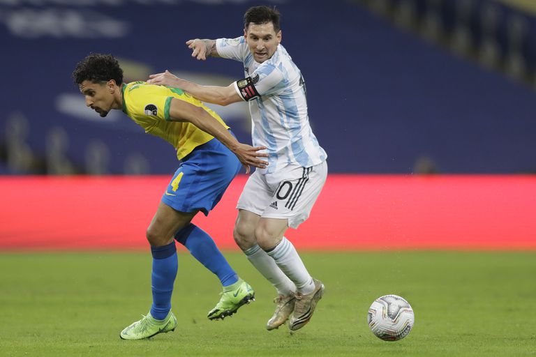 Marquinhos, emblema del seleccionado francés y de PSG, es eludido por Lionel Messi durante la final de la Copa América, disputada en el estadio Maracaná; ambos serán compañeros en PSG.