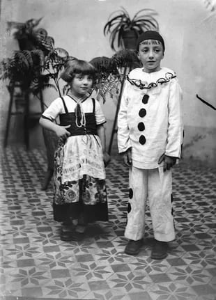 Niños disfrazados. Archivo Histórico Casa de Haedo.