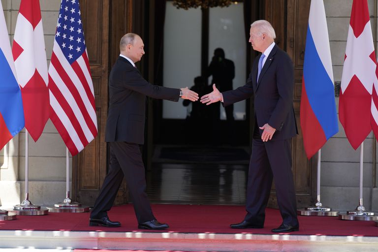El presidente estadounidense Joe Biden y el mandatario ruso Vladimir Putin se estrechan la mano el 16 de junio del 2021, en Ginebra. 