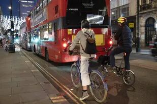 El centro de Londres es considerada una zona de bajas emisiones y los autos particulares deben pagar para ingresar