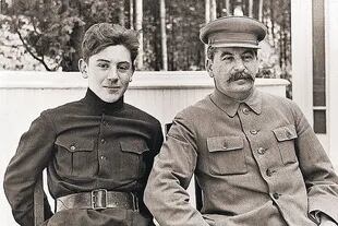Stalin junto a su hijo Vasily Dzhugashvili