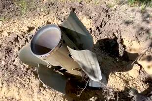 En esta foto tomada de un video y publicada por el Servicio de Prensa del Ministerio de Defensa ruso el domingo 7 de agosto de 2022, se ve un fragmento de cohete después de un bombardeo cerca de la central nuclear de Zaporiyia en el territorio bajo control militar ruso, en el sureste de Ucrania. 