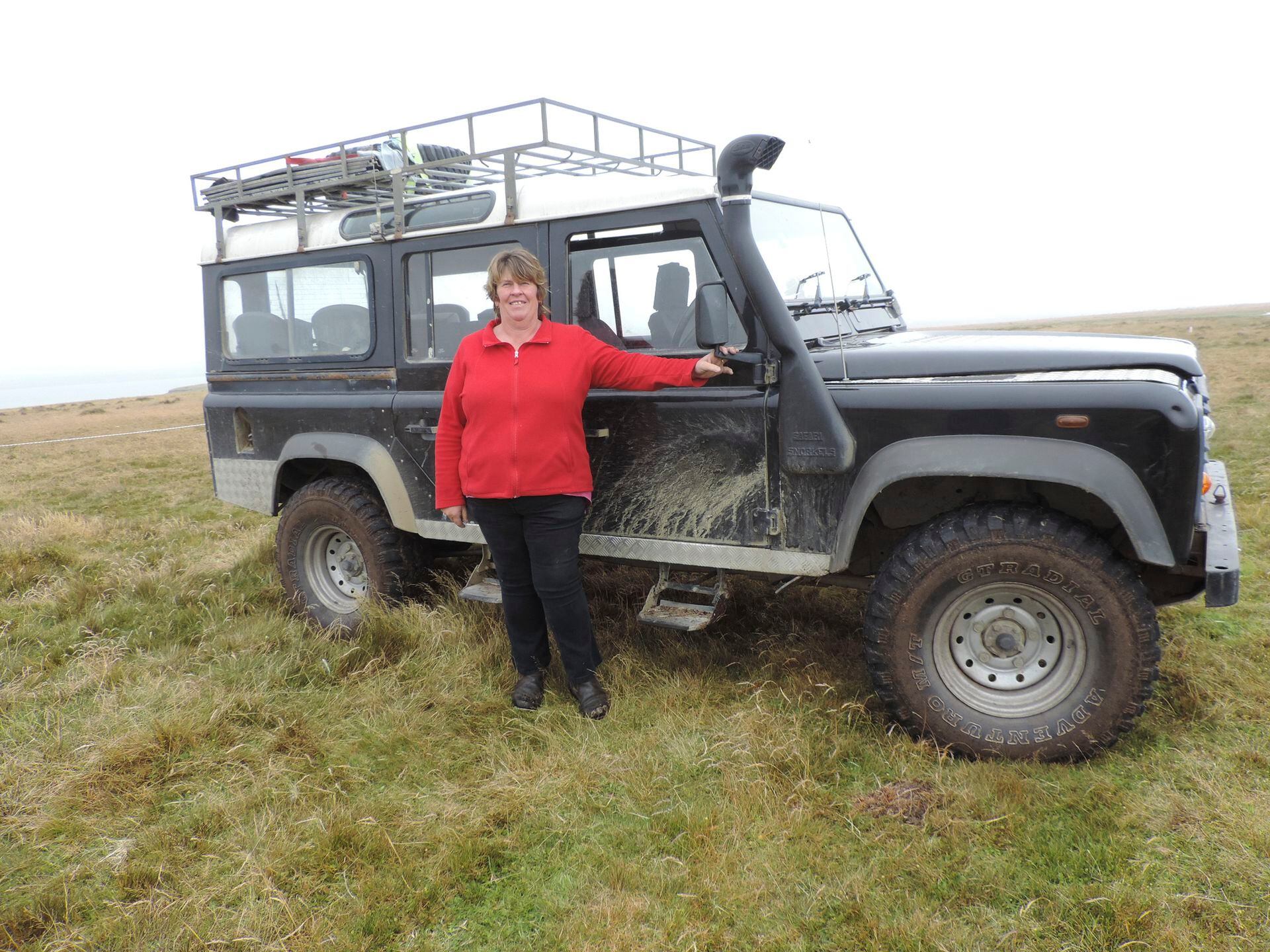La experiencia de ir con Lisa Lowe al mando de su Land Rover a campo traviesa para alcanzar Volunteer Point es una de las mejores de las islas.