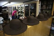 Los sombreros a medida, la historia de una firma centenaria que hoy viste a celebridades