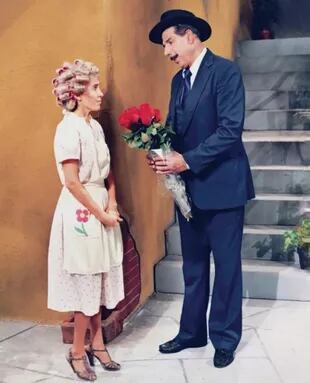 Como Doña Florinda, en una típica escena con el Profesor Jirafales y el ramo de flores que le regalaba cada vez que visitaba la vecindad. “Vine a traerle este humilde obsequio”, decía.