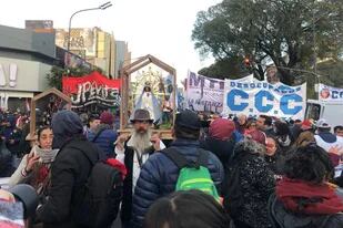 Movimientos sociales aliados al Gobierno marchan por San Cayetano desde Liniers hasta la Avenida de Mayo